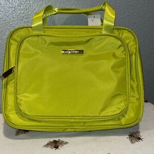 For your traveling needs great toiletry bag plenty of room! Vibrant color, green